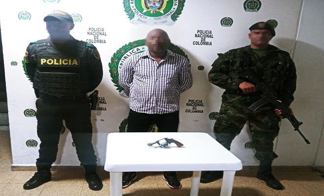 Tres capturados y un menor aprehendido en flagrancia por porte ilegal de armas de fuego persona capturada-policías custodiando