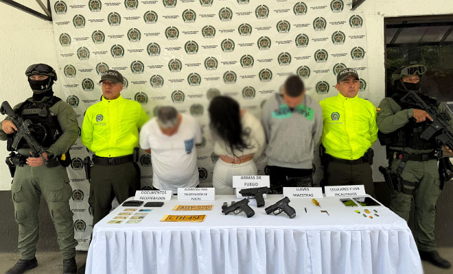a los tres capturados se les incauto tres pistolas traum&aacute;ticas calibre 9 mil&iacute;metros