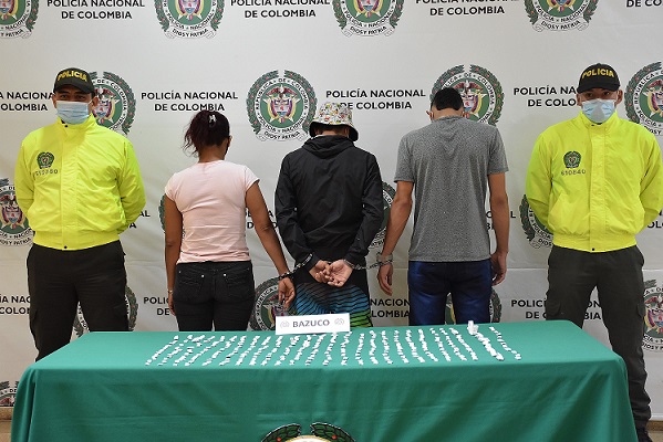 Tres personas capturadas mediante diligencia de allanamiento en un hotel de la capital quindiana 3 personas capturadas-policias custodiando- alucinogenos incautados