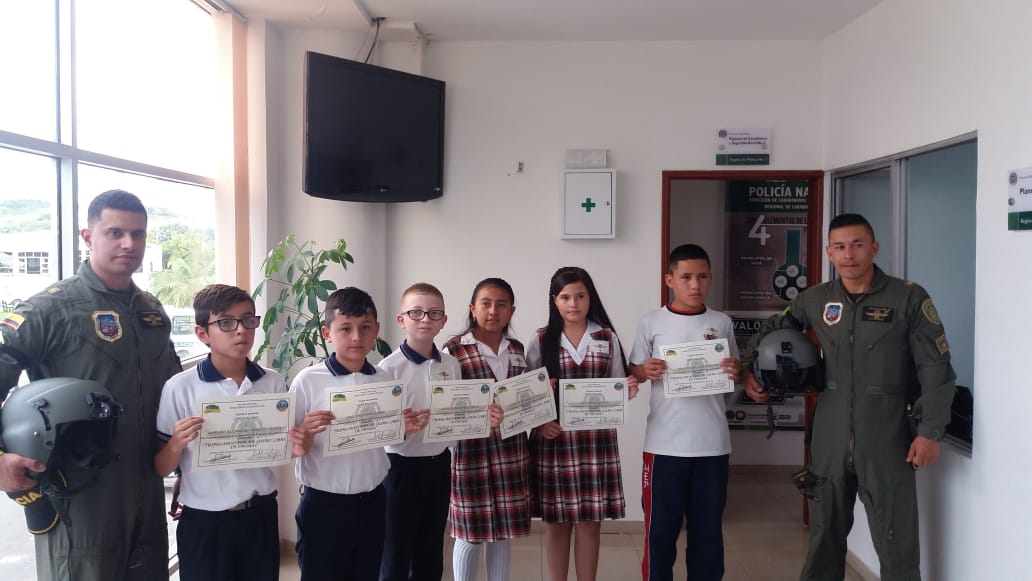 este fue el premio a ser los más destacados dentro de la capacitación DARE 5 niños cumplieron su sueño de volar y lo hicieron en nuestros helicóptero