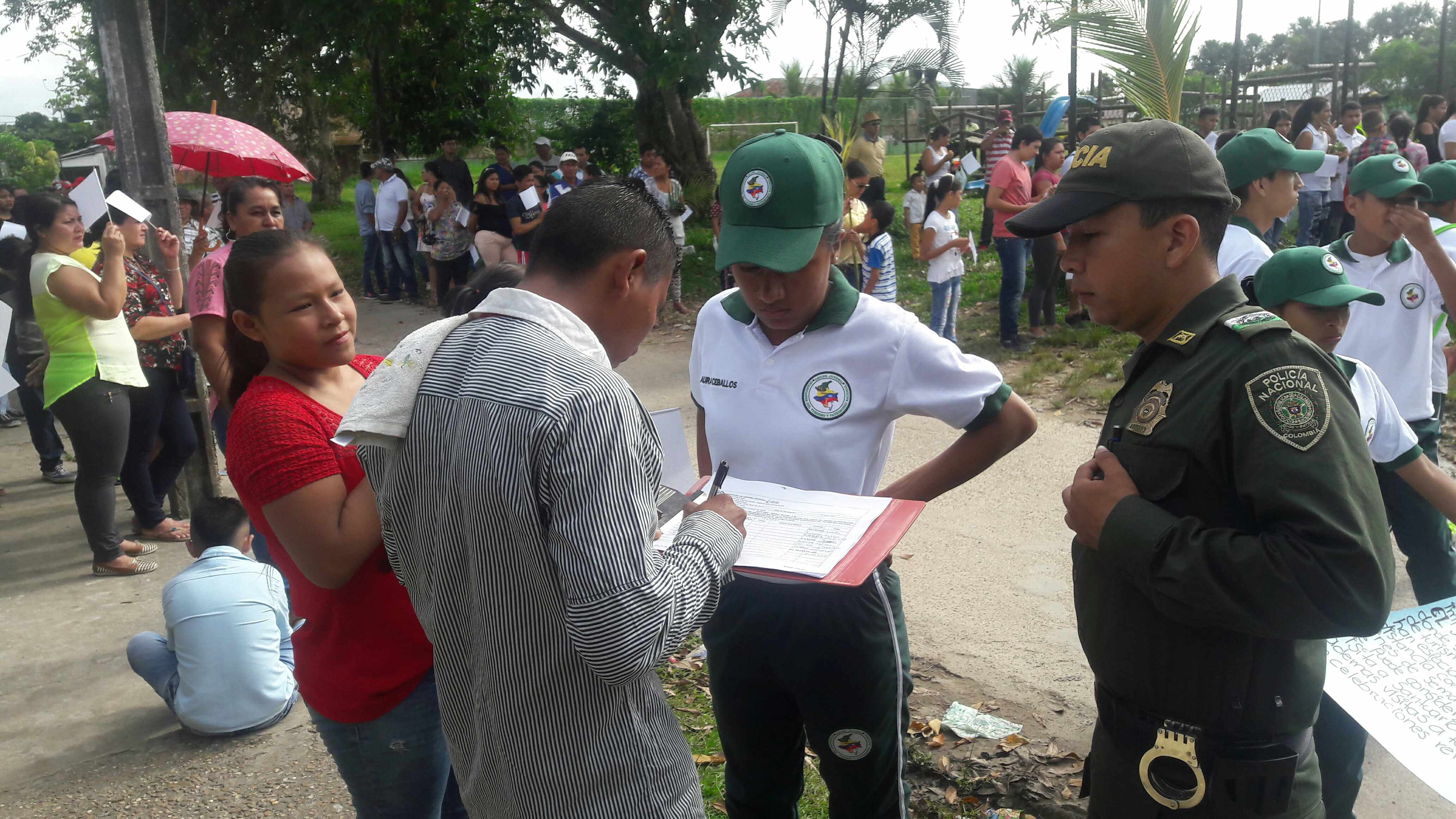 Con carteleras, charlas y representaciones de casos cotidianos