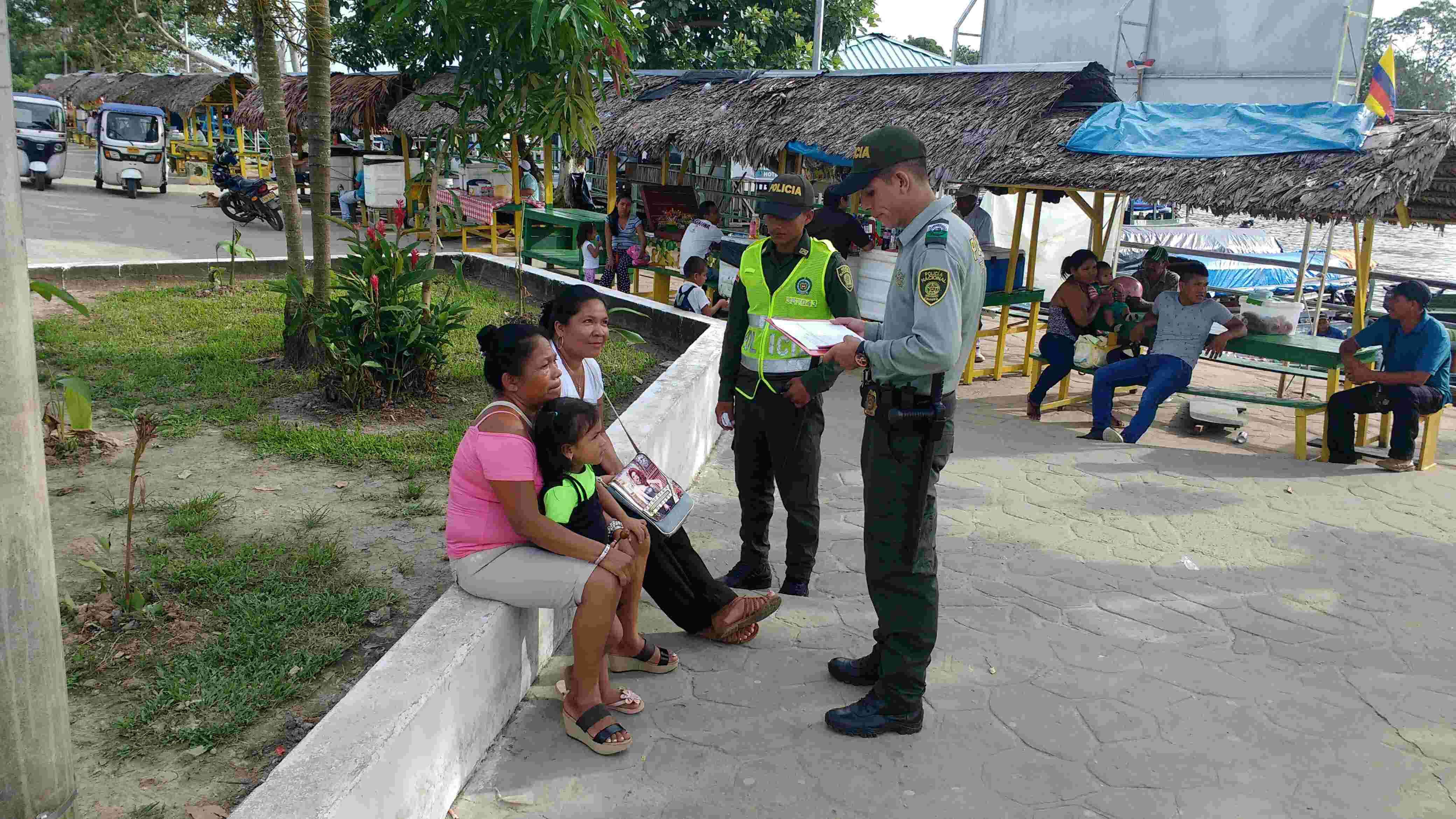 Con carteleras, charlas y representaciones de casos cotidianos