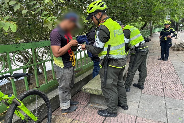 Dos polic&iacute;as realizando registro a un ciudadano