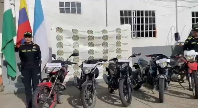 un polic&iacute;a al lado de motocicletas recuperadas