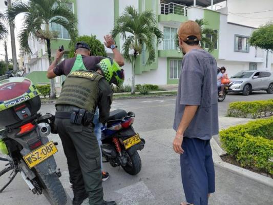 Un policía realizando un registro a persona 