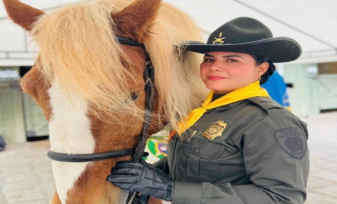 se&ntilde;ora oficial con un caballo 