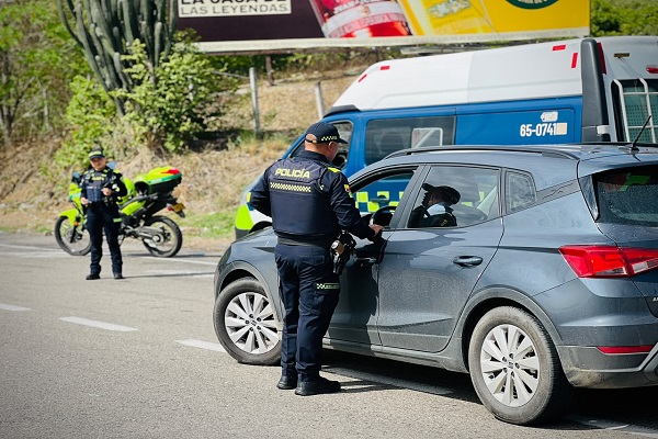 Uniformado brinda recomendaciones de seguridad a ciudadanos