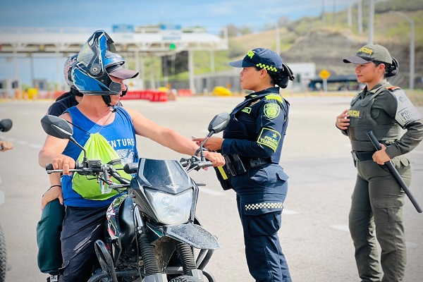 Dos polic&iacute;as brindan recomendaciones de seguridad a los viajeros