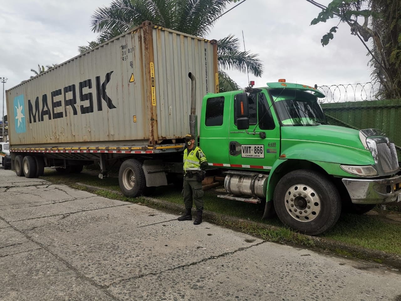 Vehículo Tracto camión utilizado para el transporte del material bélico Vehículo Tracto camión utilizado para el transporte del material bélico