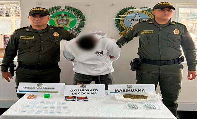 Una persona capturada por dos polic&iacute;as y elementos incautados