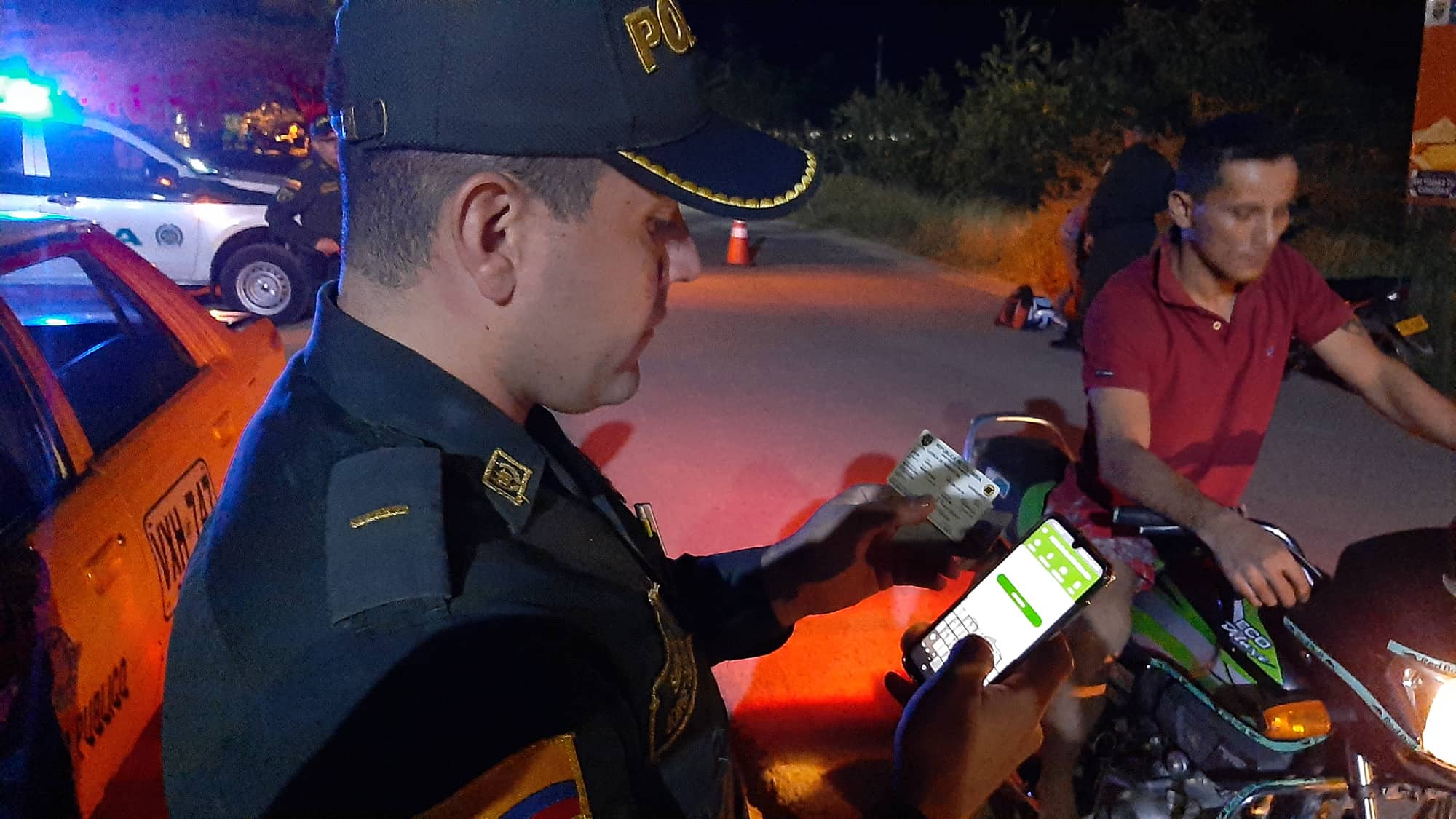 Policial verificando antecedentes  verificando_antecedentes