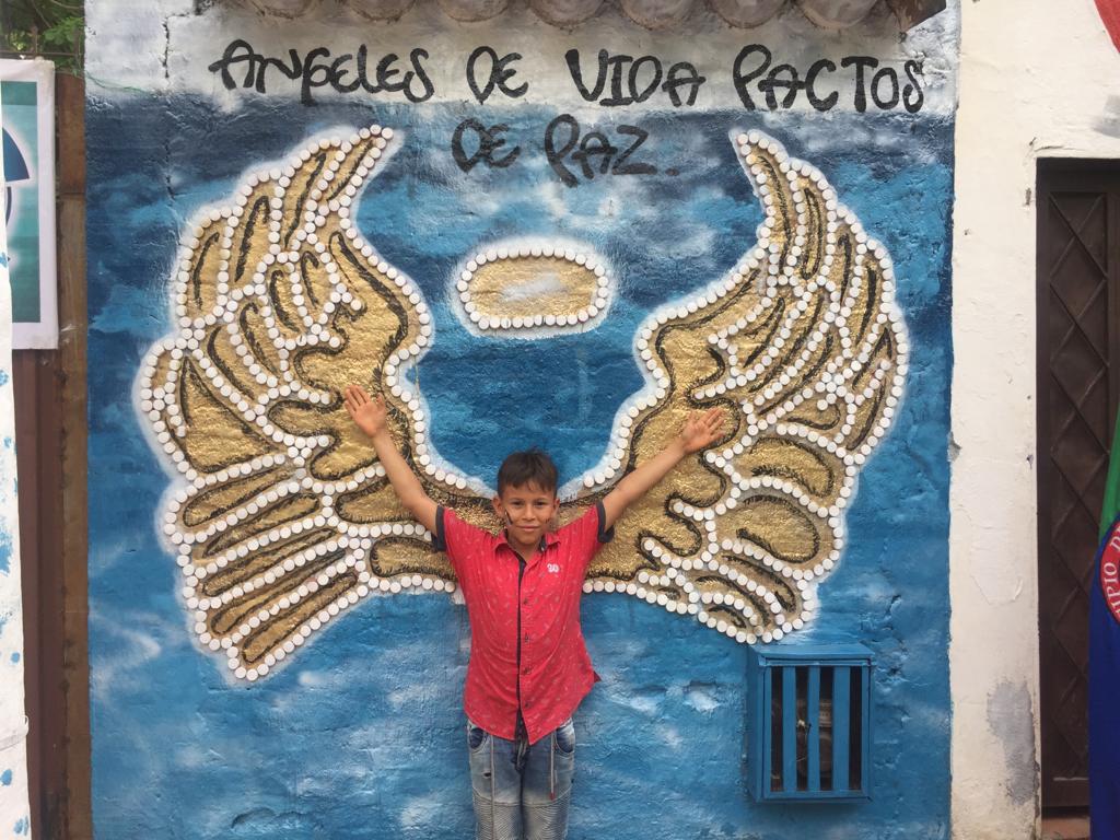 Niño del municipio de Villavieja en el mural mural_ángeles_de_vida_pactos_de_paz_Policía_Huila_Villavieja