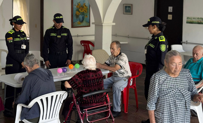 Personal de la tercera edad interactuando con policías