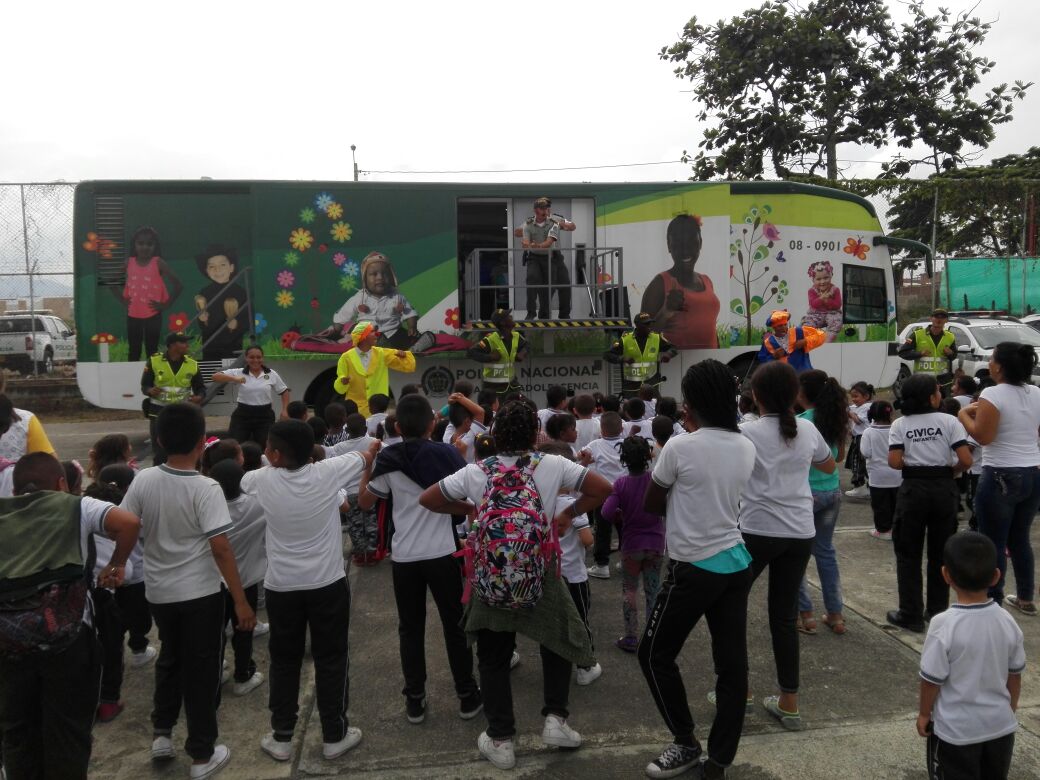Bus interactivo de la policía de infancia y adolescencia
