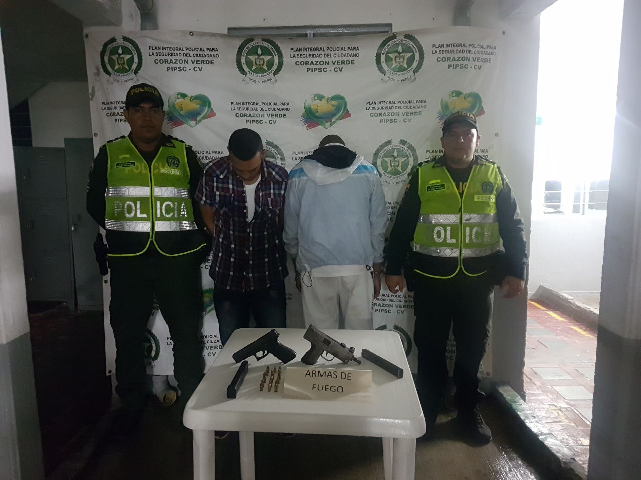 Capturados en la comuna 11 de Cali Tenían en su poder dos armas de fuego entre ellas una Mini Uzi