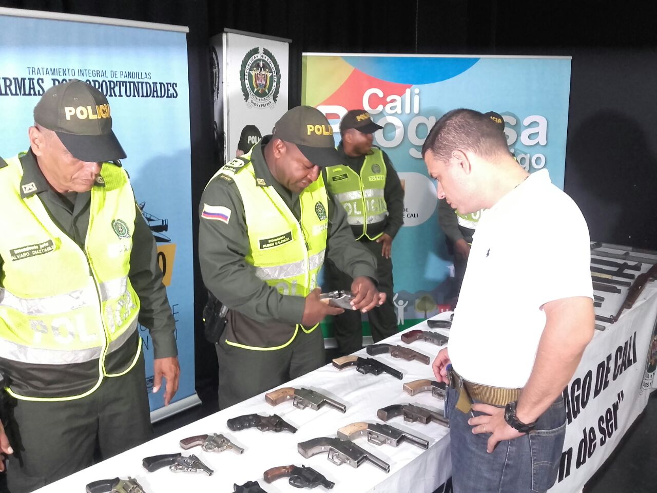 Por una Cali segura y en paz llevamos el “plan desarme” policia-plan-desarme-cali