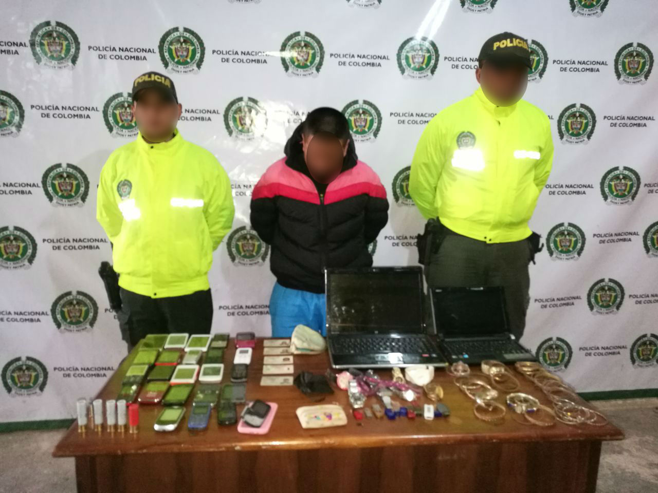 Allanada casa donde fueron recuperados varios bolsos de mujer, celulares y documentos hurtados Allanada casa donde fueron recuperados varios bolsos de mujer, celulares y documentos hurtados