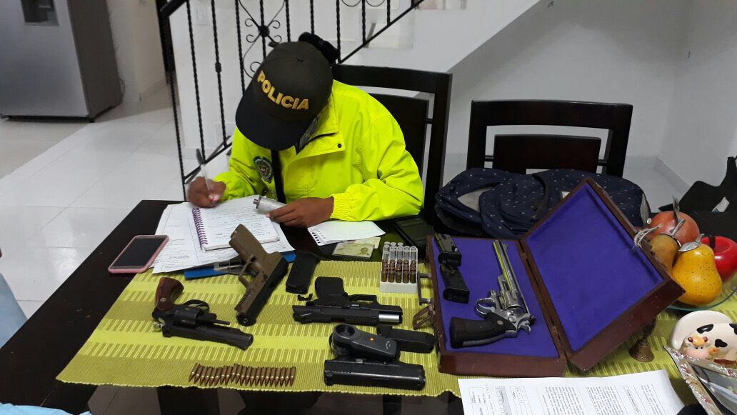 Policía captura a dos personas y les incauta armas de fuego y munición Policía captura a dos personas y les incauta armas de fuego y munición