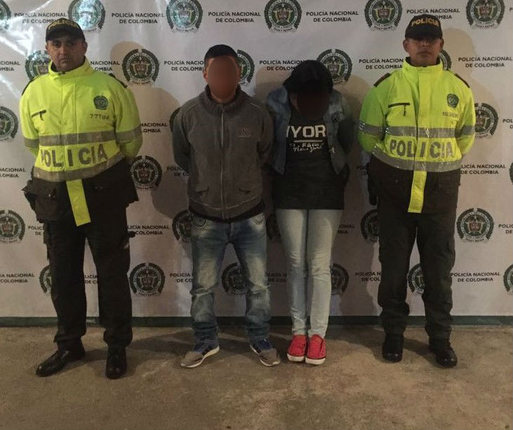 Capturada pareja luego de hurtar celular de alta gama Mediante engaños sustrajeron equipo móvil del interior de un local comercial