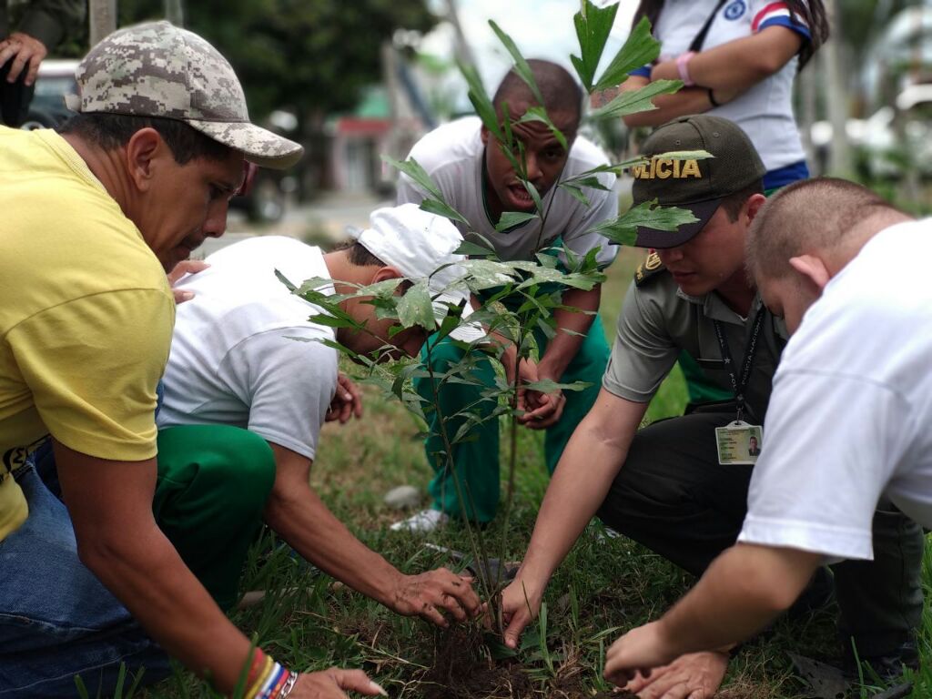 Comprometidos con el “Día Mundial de la Tierra” Comprometidos con el “Día Mundial de la Tierra”