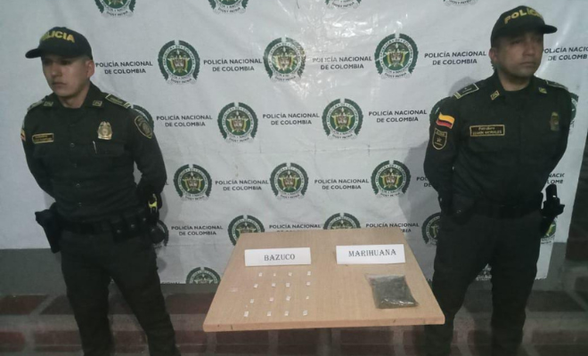 Elementos incautados-policías custodiando