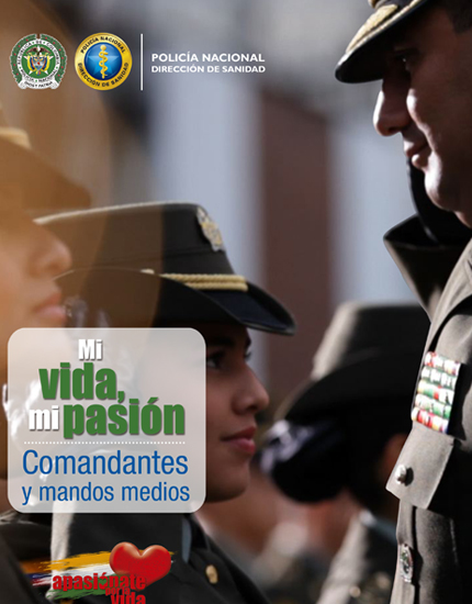 policias en primer plano formando